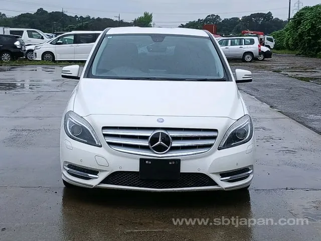 Mercedes-Benz B180 2013 photo 2
