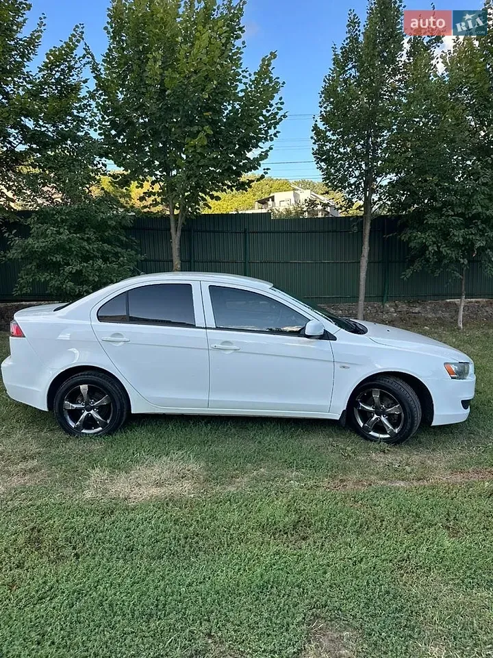 Mitsubishi Lancer 2010 photo 4