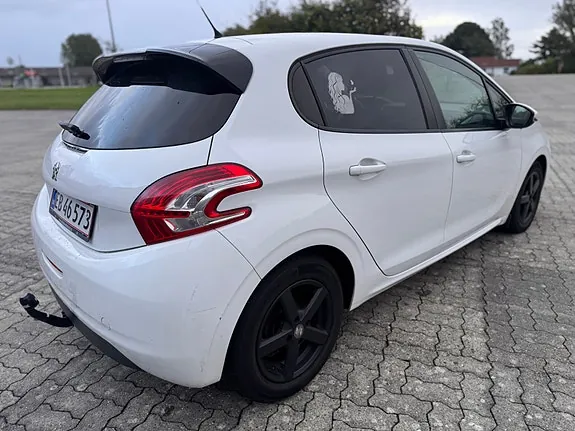 Peugeot 208 2012 photo 4