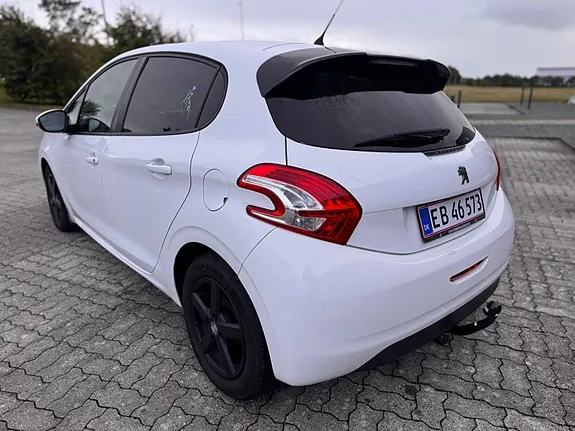 Peugeot 208 2012 photo 3