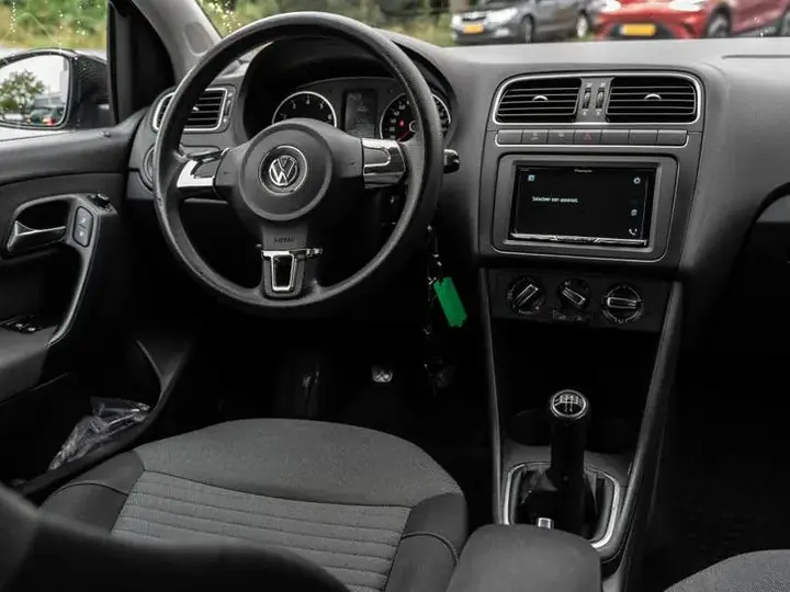 Volkswagen Polo 2010 photo 2