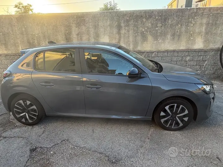 Peugeot 208 2024 photo 2