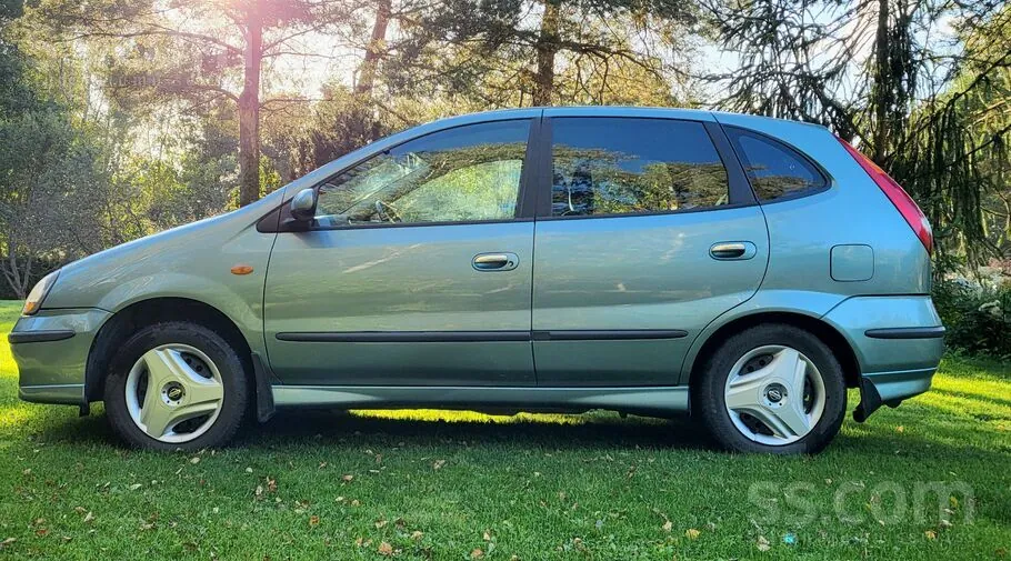 Nissan Almera Tino 2001 photo 2