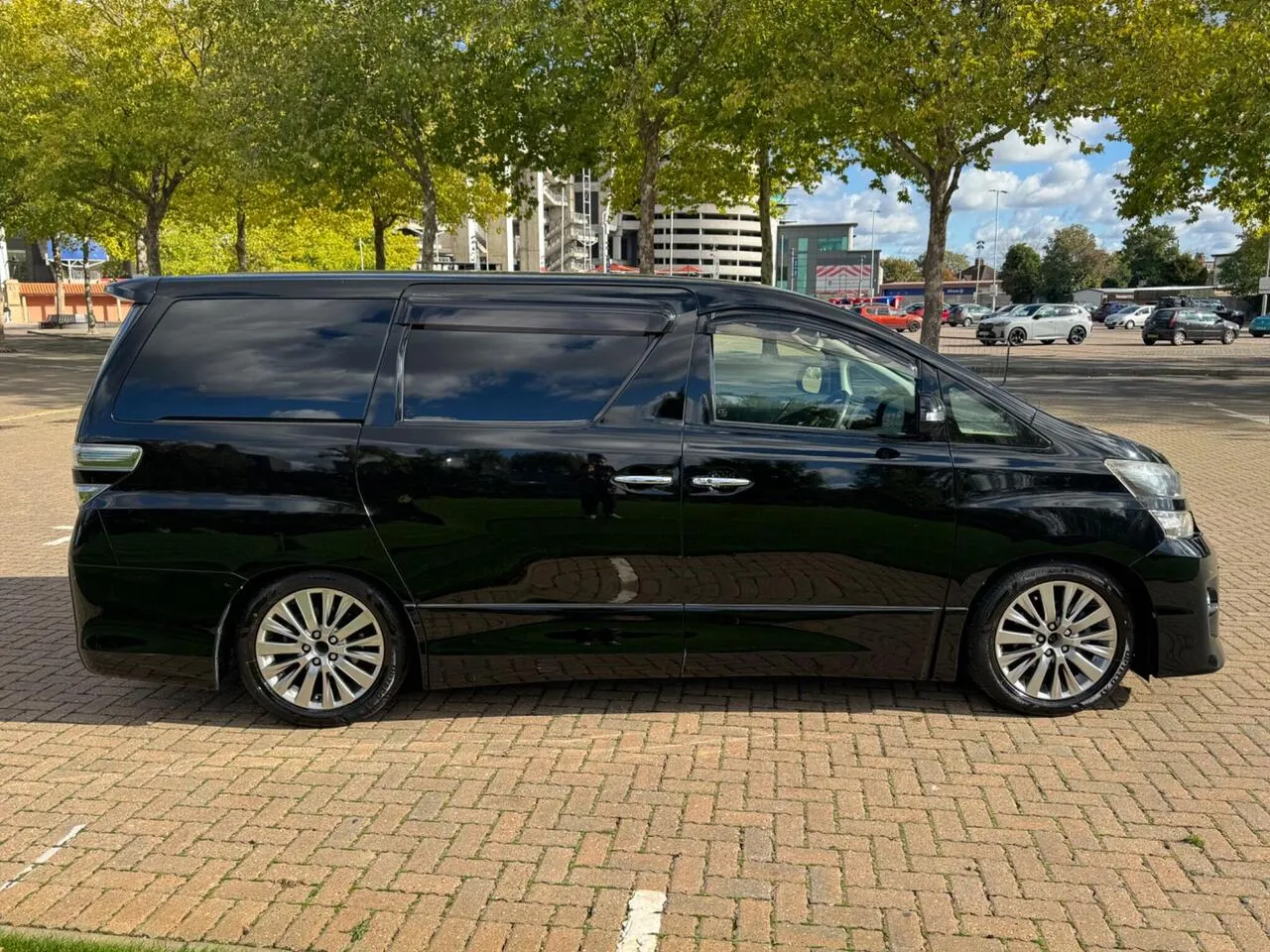 Toyota Vellfire 2012 photo 4