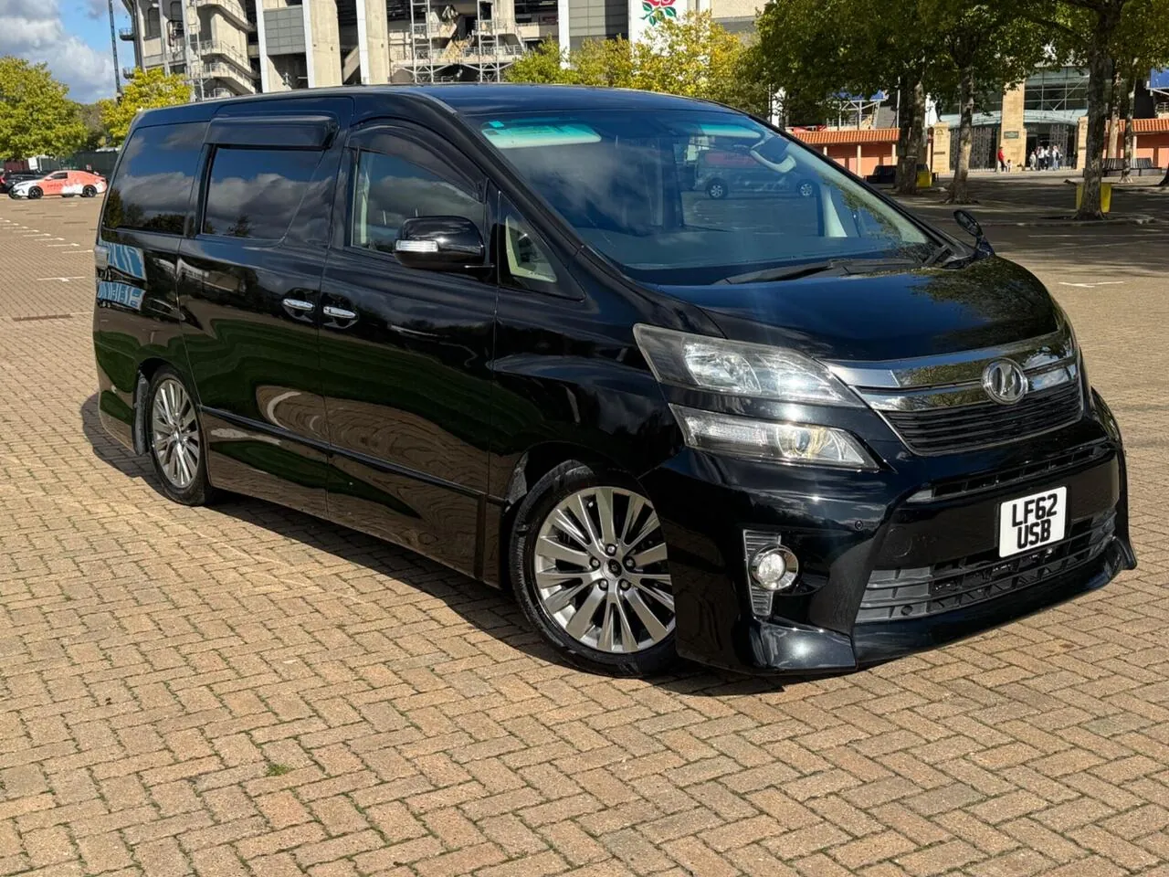 Toyota Vellfire 2012 photo 2