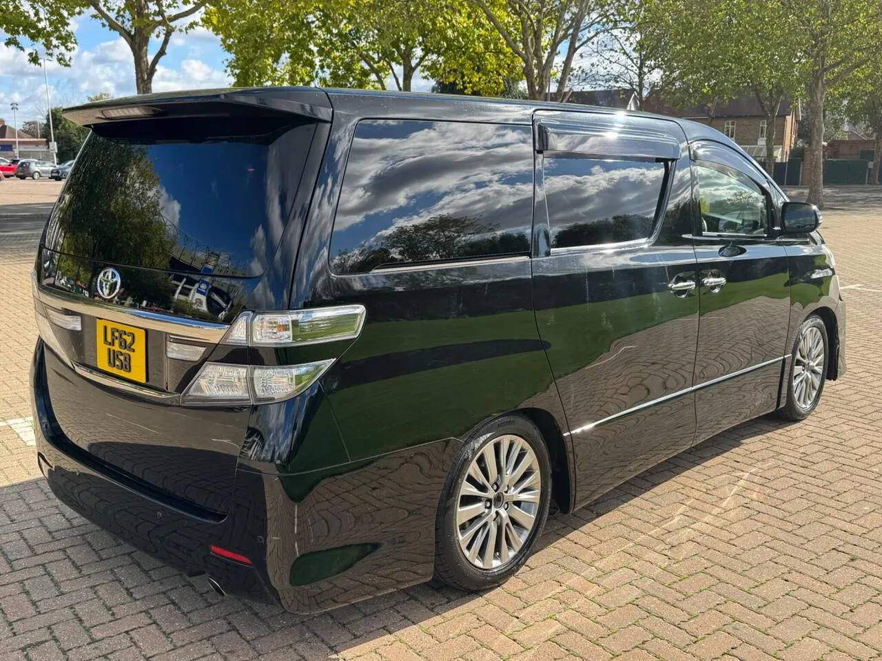 Toyota Vellfire 2012 photo 5