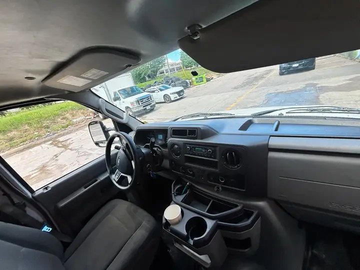 Ford E-450 Super Duty 2021 photo 4