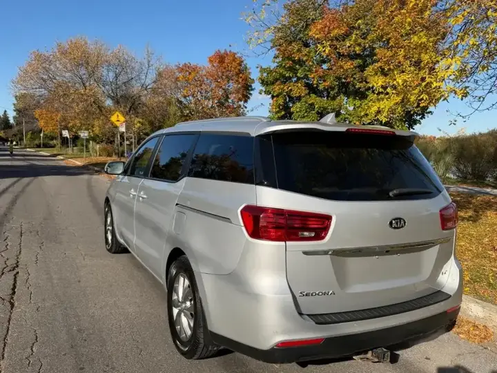 Kia Sedona 2020 photo 3