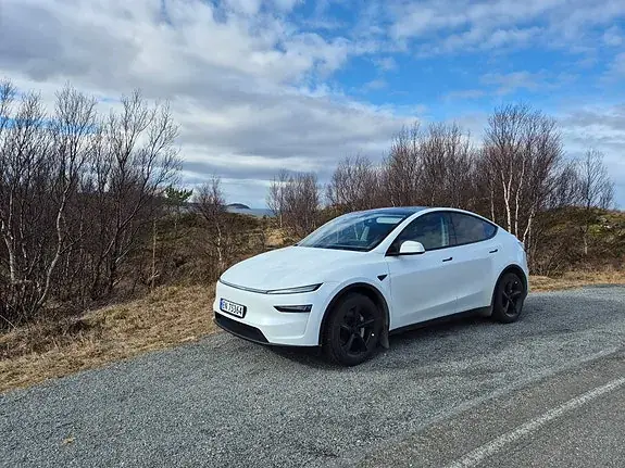 Tesla Model Y 2025 photo 4