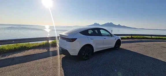Tesla Model Y 2025 photo 2