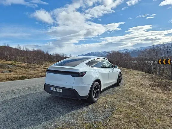 Tesla Model Y 2025 photo 3