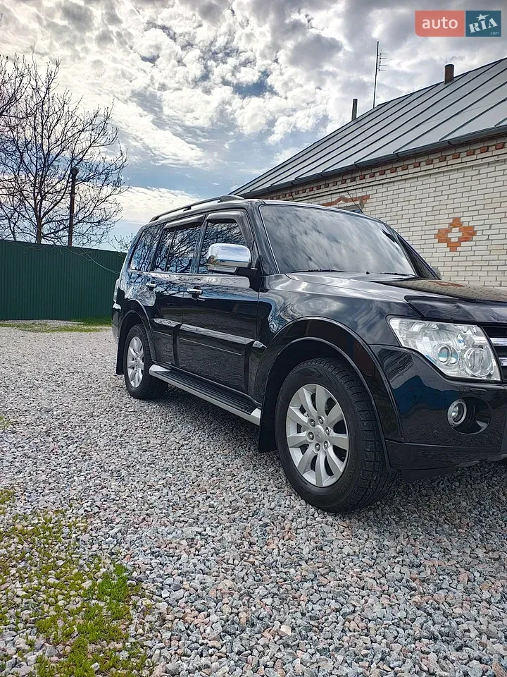 Mitsubishi Pajero Wagon 2010 photo 3