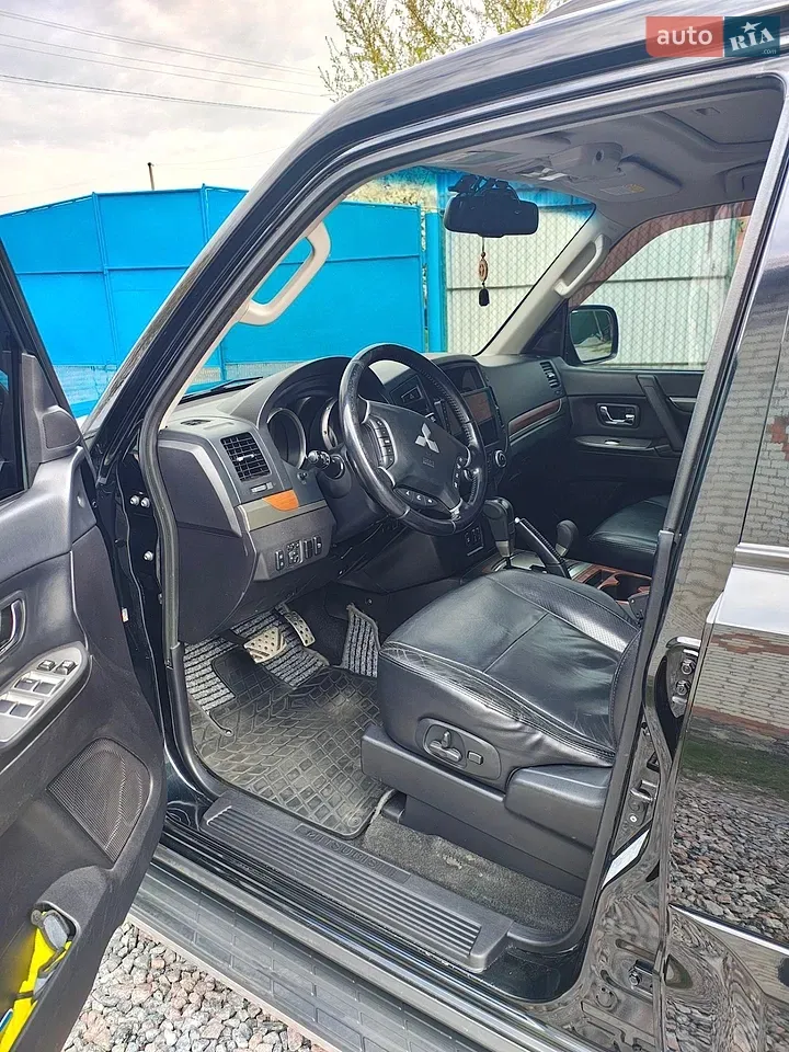 Mitsubishi Pajero Wagon 2010 photo 4
