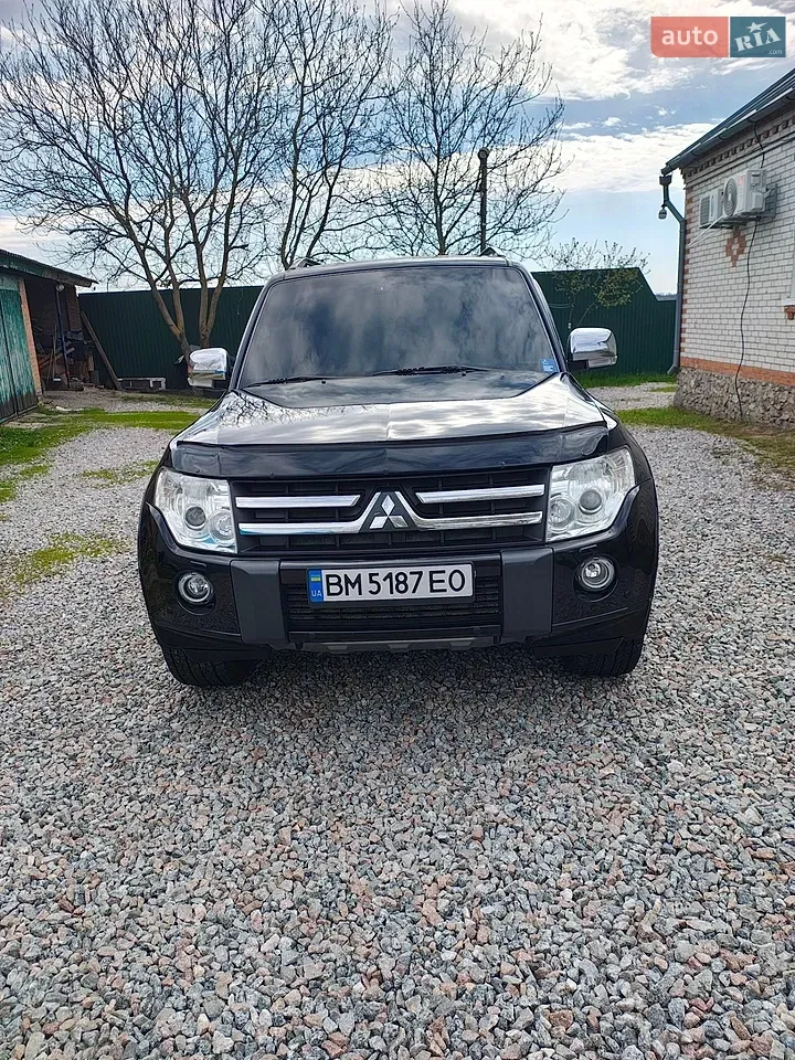Mitsubishi Pajero Wagon 2010 photo 2