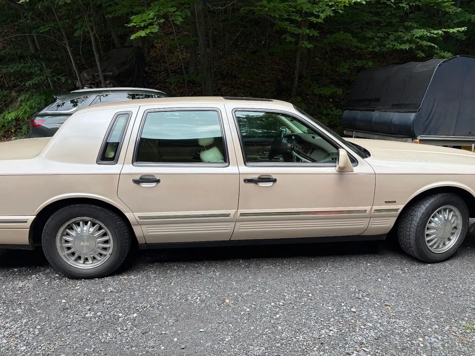 Lincoln Town Car 1997 photo 2