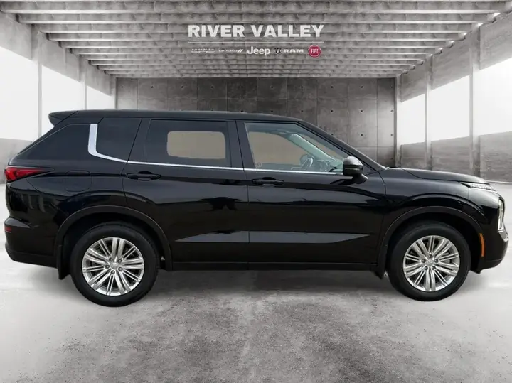 Mitsubishi Outlander 2024 photo 2