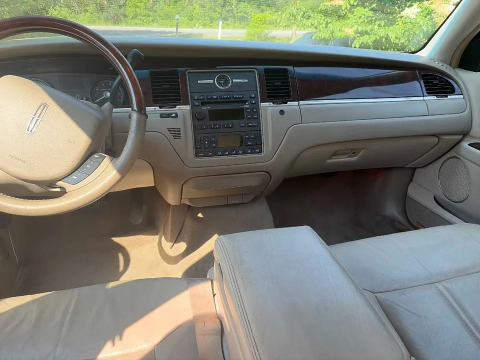 Lincoln Town Car 2008 photo 2