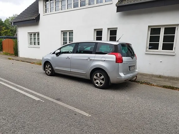 Peugeot 5008 2010 photo 2