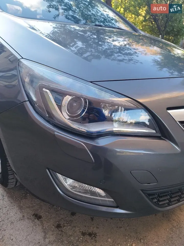 Opel Astra 2011 photo 2