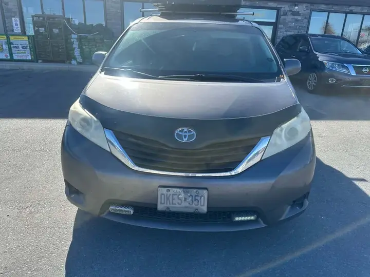 Toyota Sienna 2012 photo 3