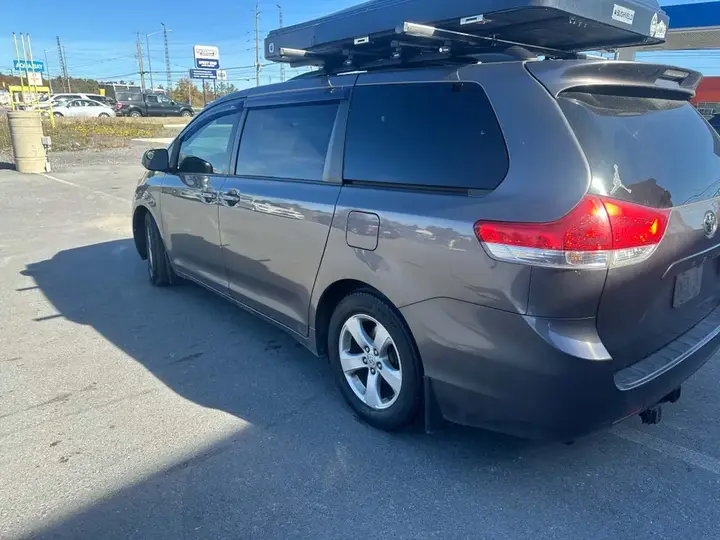 Toyota Sienna 2012 photo 5