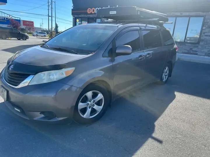 Toyota Sienna 2012 photo 2