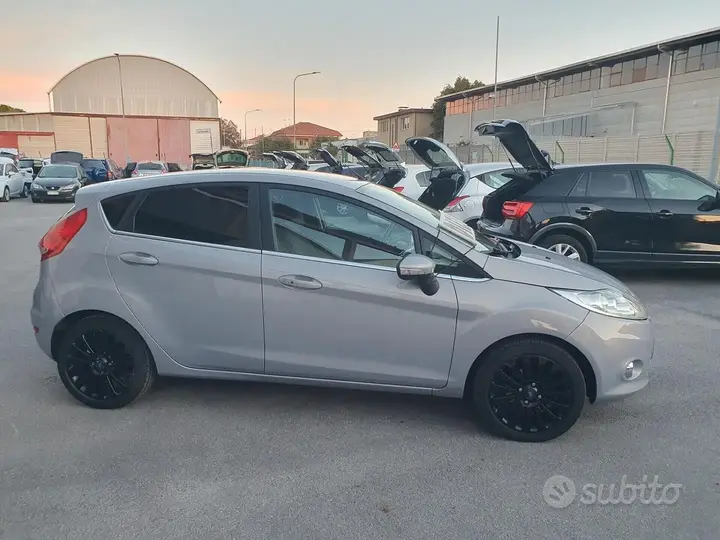 Ford Fiesta 2012 photo 2