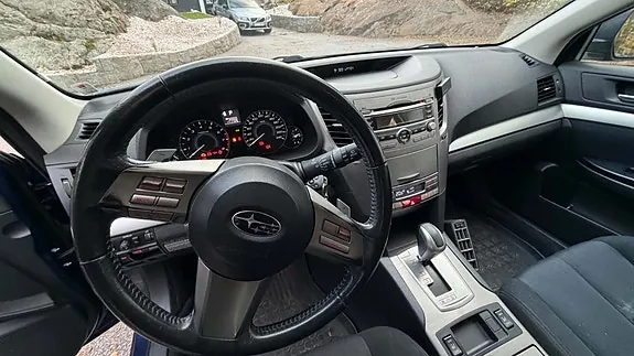 Subaru Outback 2011 photo 3
