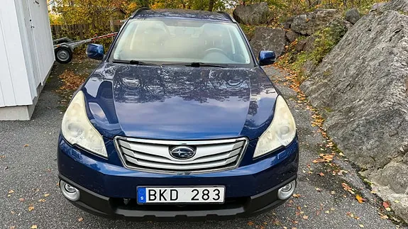 Subaru Outback 2011 photo 2