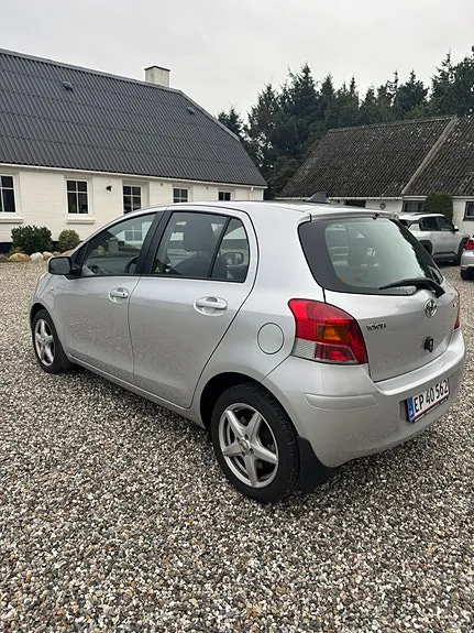Toyota Yaris 2010 photo 4