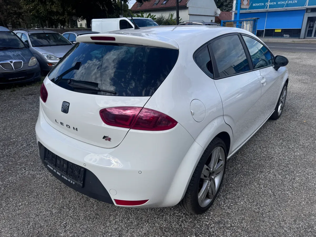 Seat Leon 2011 photo 2
