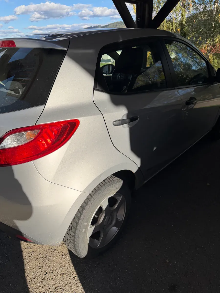 Mazda Mazda2 2009 photo 3