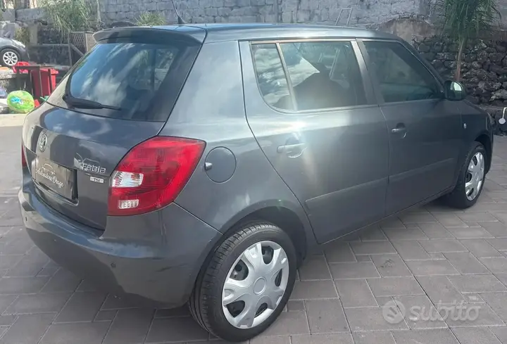 Skoda Fabia 2011 photo 3