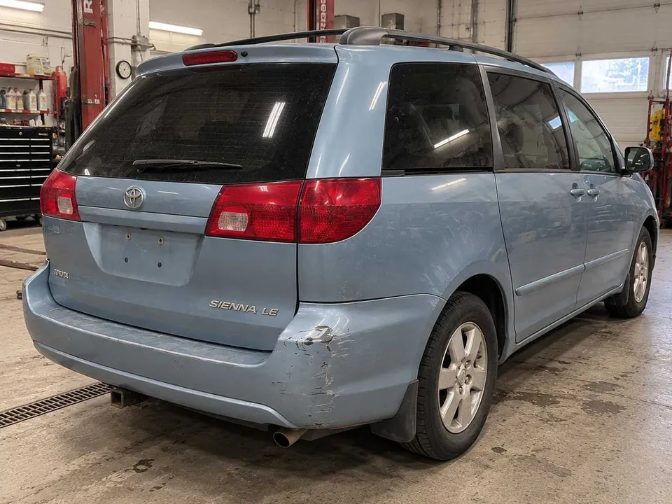 Toyota Sienna 2004 photo 2