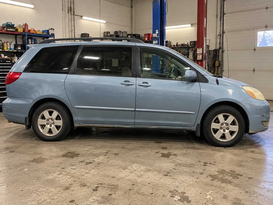 Toyota Sienna 2004 photo 3
