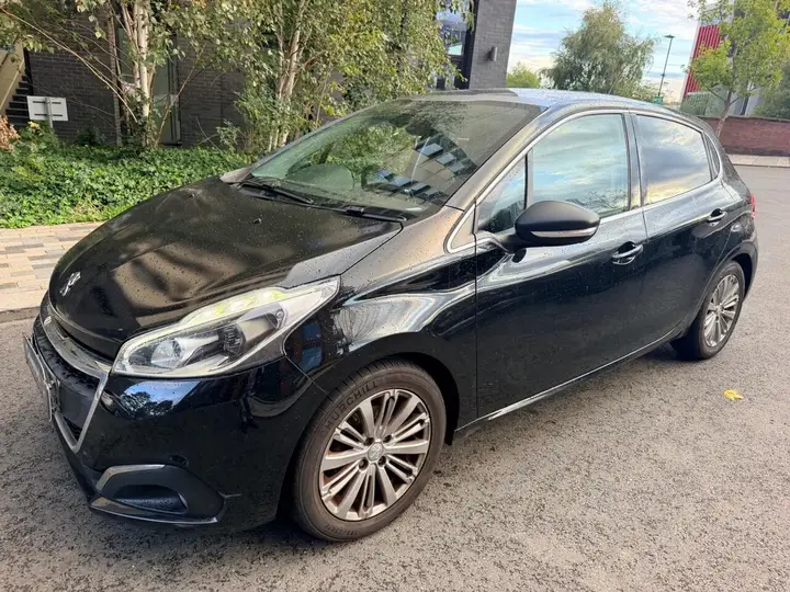 Peugeot 208 2017 photo 2