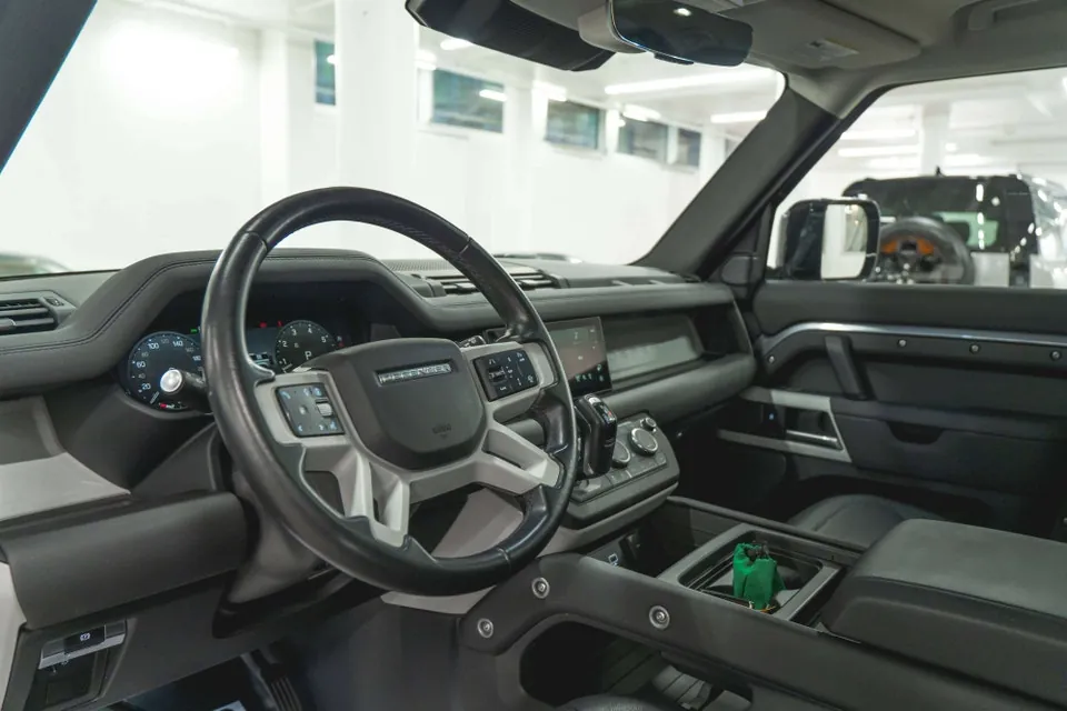Land Rover Defender 2024 photo 2