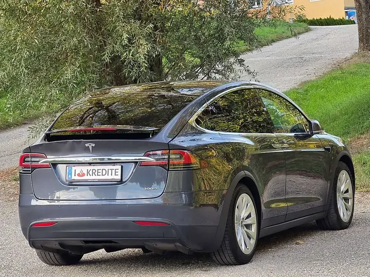 Tesla Model X 2017 photo 2