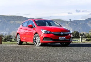 Holden Astra 2018 photo 2