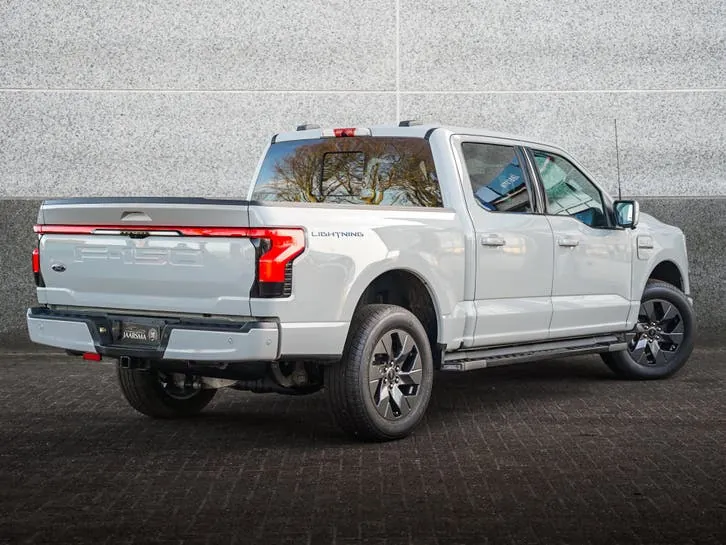 Ford F-150 Lightning 2025 photo 2
