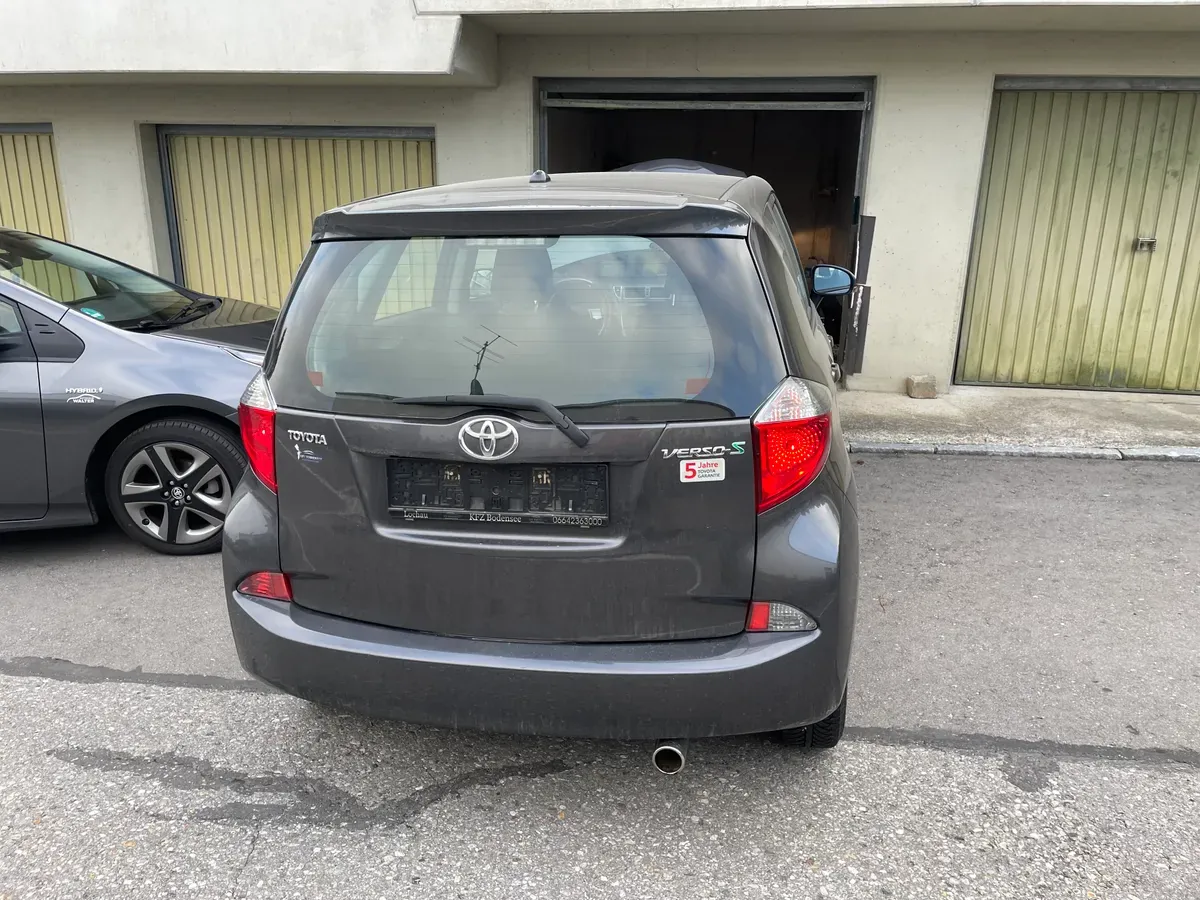 Toyota Verso-S 2011 photo 2