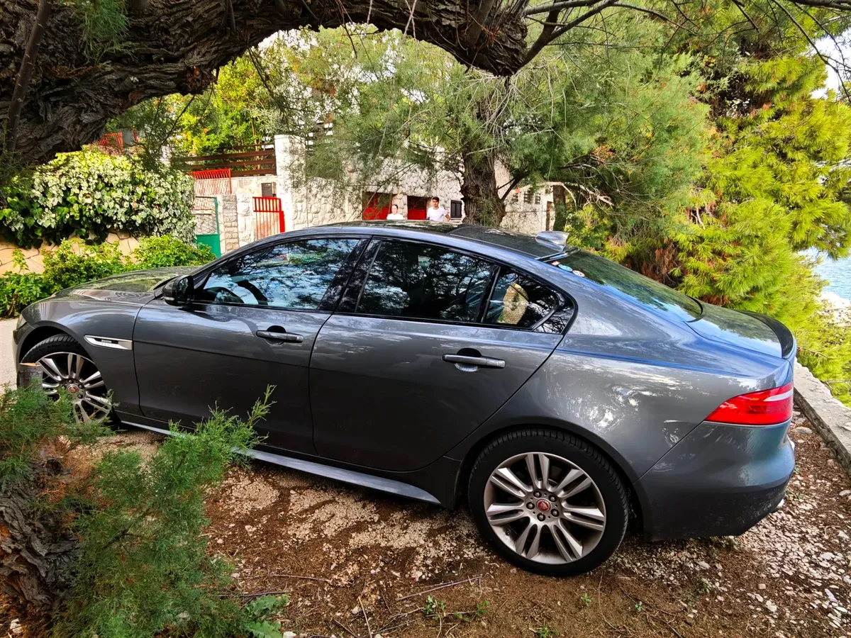Jaguar Xe 2017 photo 2