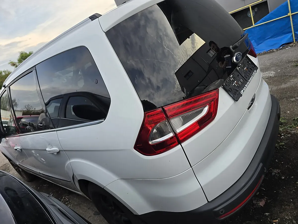 Ford Galaxy 2011 photo 3
