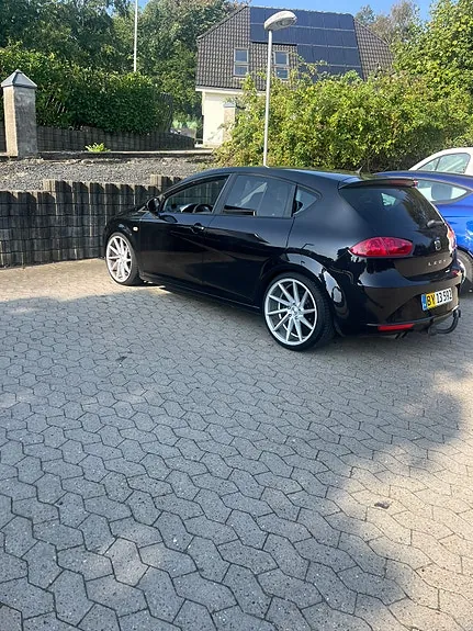 Seat Leon 2011 photo 2