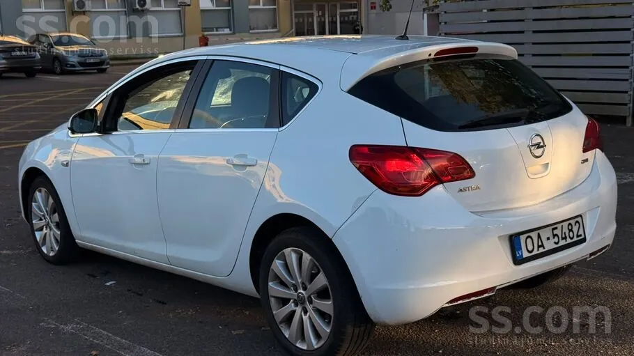 Opel Astra 2010 photo 3