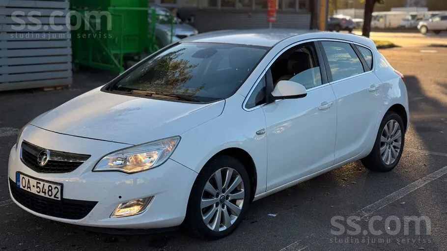 Opel Astra 2010 photo 2