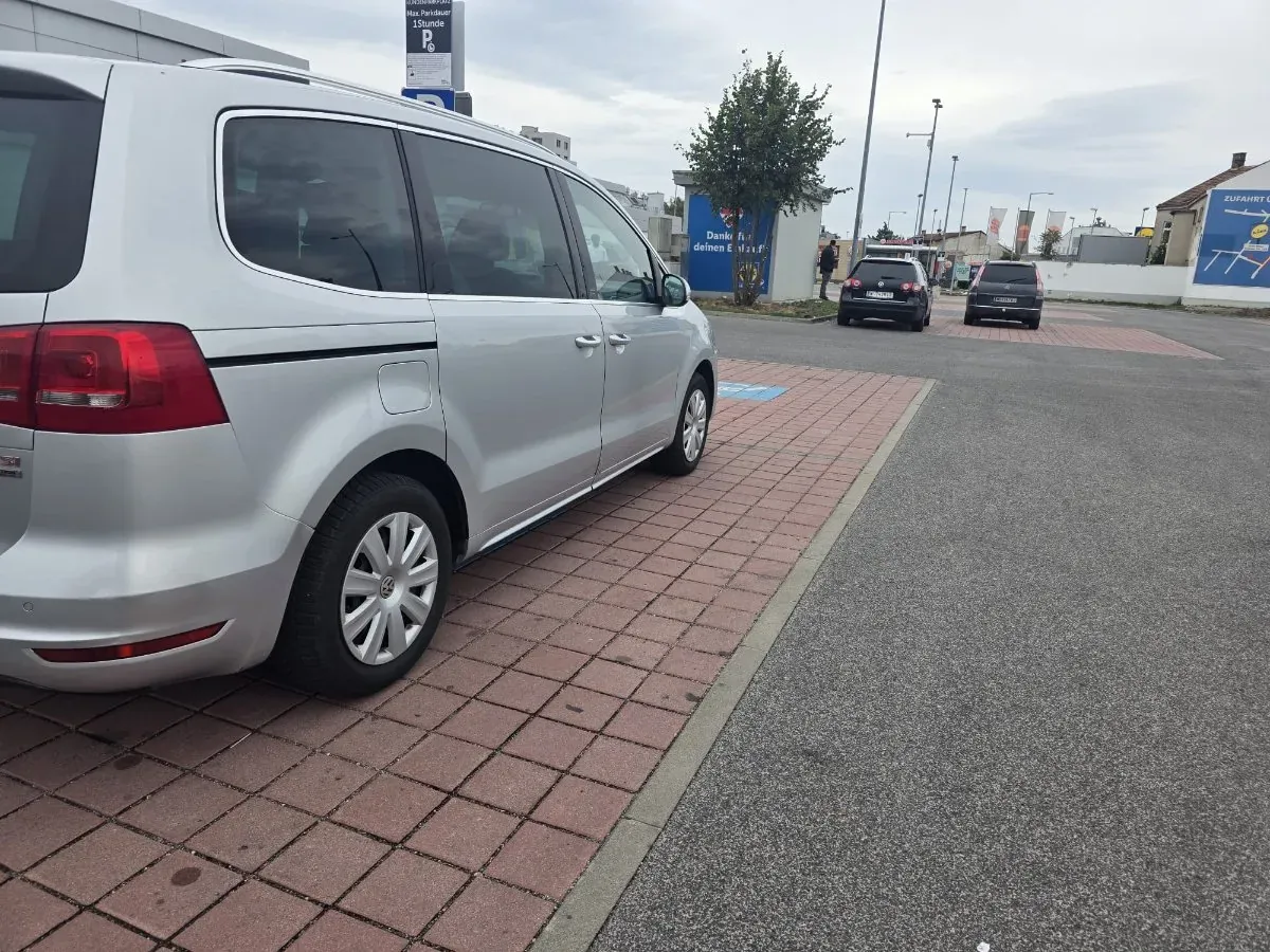 Volkswagen Sharan 2011 photo 2