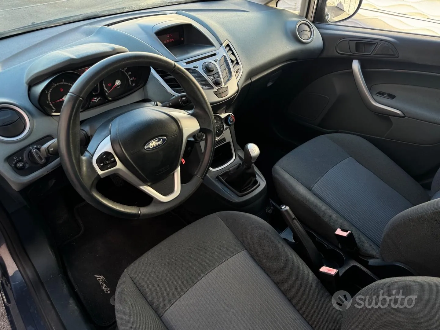 Ford Fiesta 2011 photo 4
