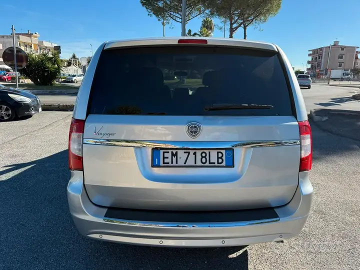 Lancia Voyager 2012 photo 5