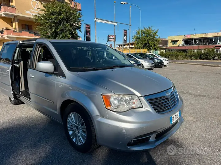 Lancia Voyager 2012 photo 2